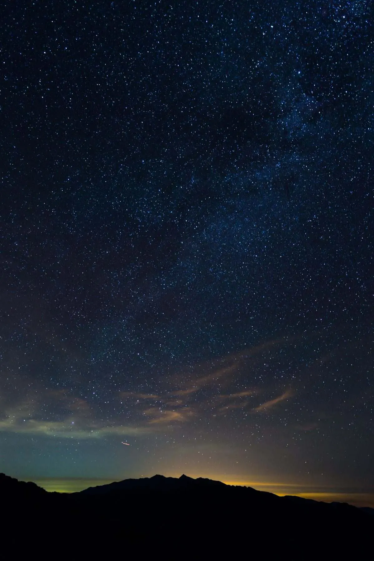 Céu estrelado sobre a serra