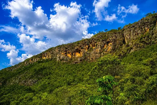 Paredões de rocha da Chapada dos Veadeiros sob luz de fim de tarde
