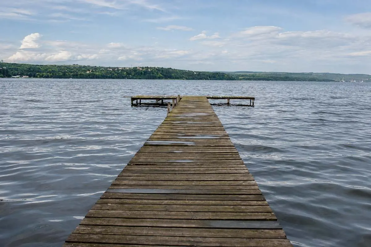 Deck aberto para a água, sem muro entre a casa e o lago