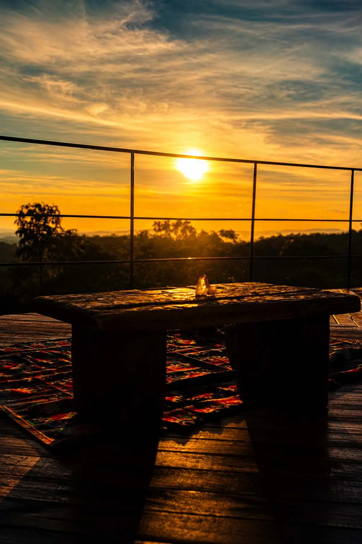 Instalação de cristais ao pôr do sol