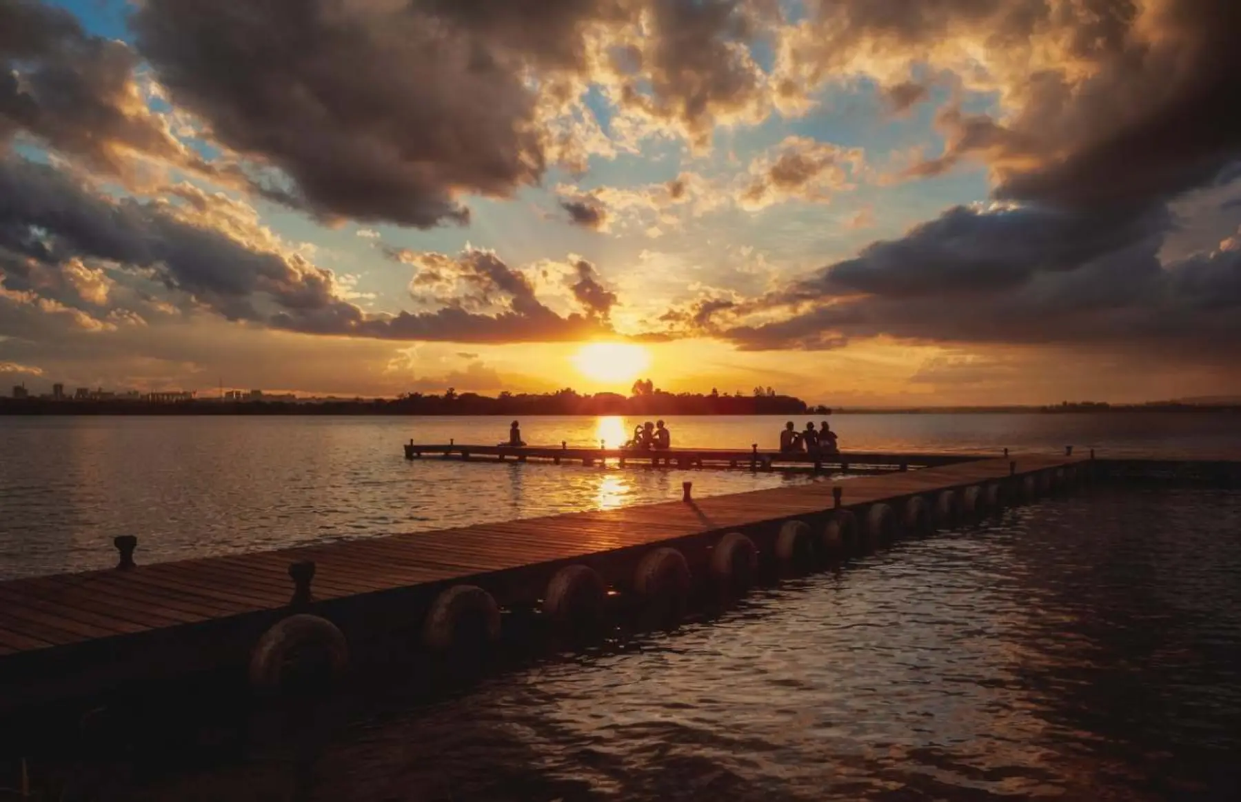 Deck à beira do Lago Paranoá no pôr do sol
